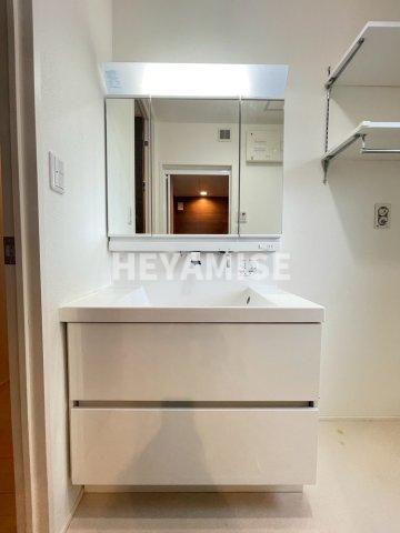 洗面設備　※同物件反転タイプの写真でございます※現況を優先します※