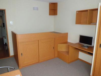 居室・リビング　ベッド・テレビ・棚など、家具・家電が一杯です。