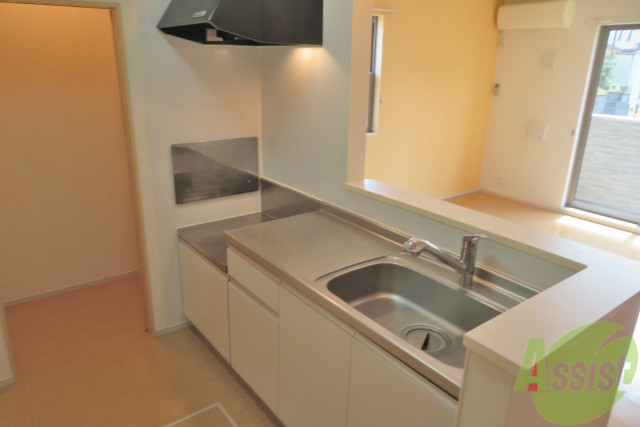 キッチン　まな板が置けるスペースがあるくらいの余裕があります。