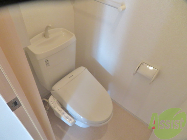 トイレ　ウォシュレット付きです。落ち着いた空間のトイレとなってます。