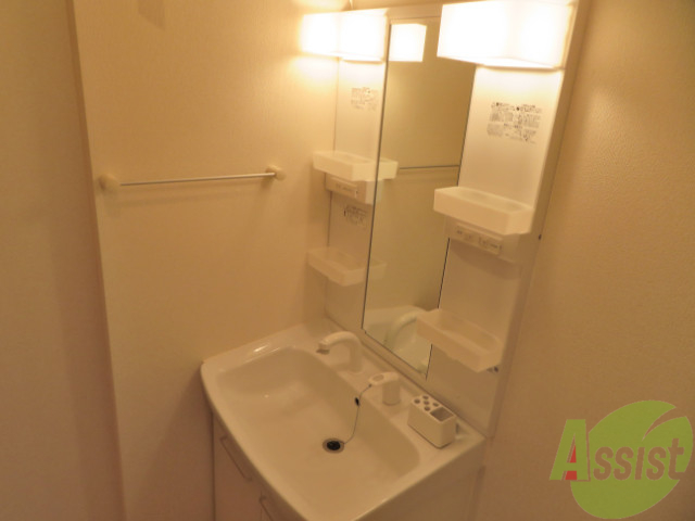 洗面設備　シャンプードレッサー付きの独立洗面台です。身支度には助かる！