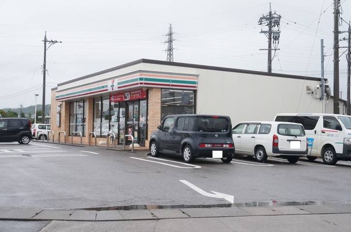 コンビニ　セブンイレブン（コンビニ）まで407m