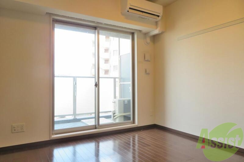 居室・リビング　窓が二つあるので明るさや開放感が有りますね。お部屋も広々。