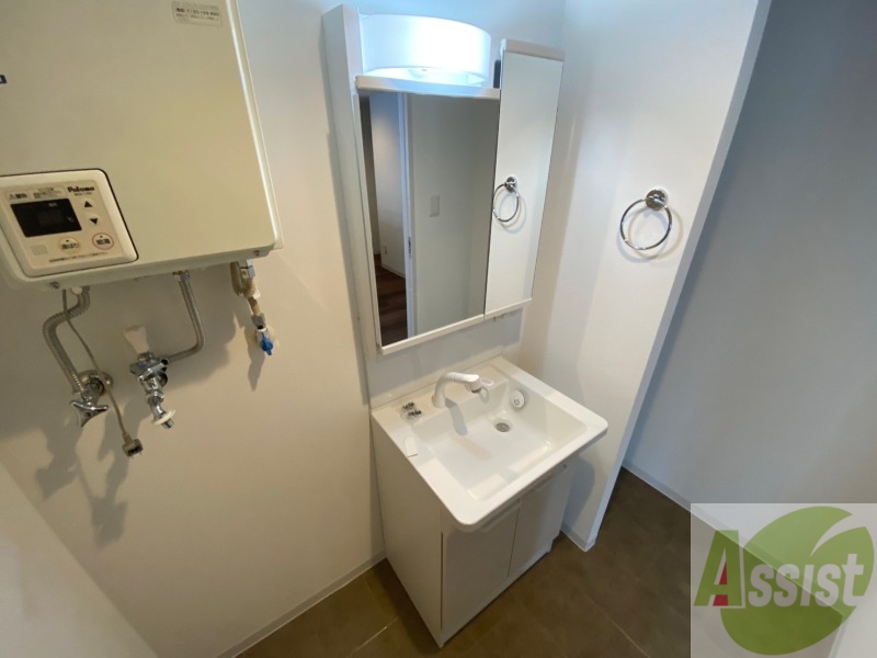 洗面設備　独立洗面台です。大きくてよいですね。シャンプーもできます。