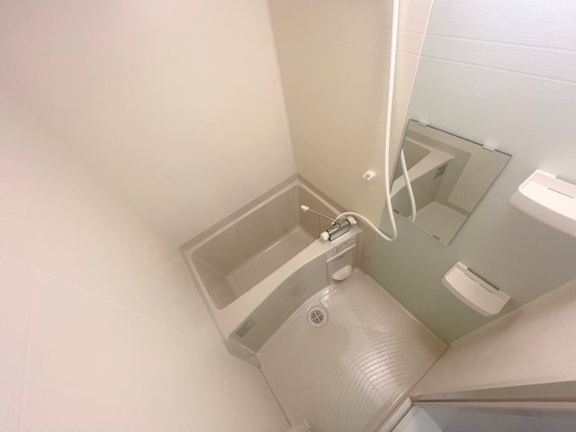 バス・シャワールーム　広めのお風呂は一日の疲れを癒してくれます。