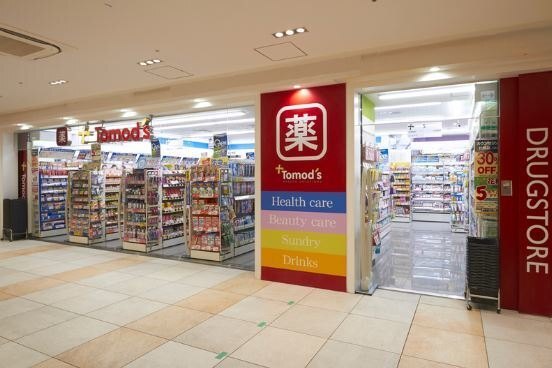ドラックストア　トモズビーンズ新杉田店（ドラッグストア）まで452m