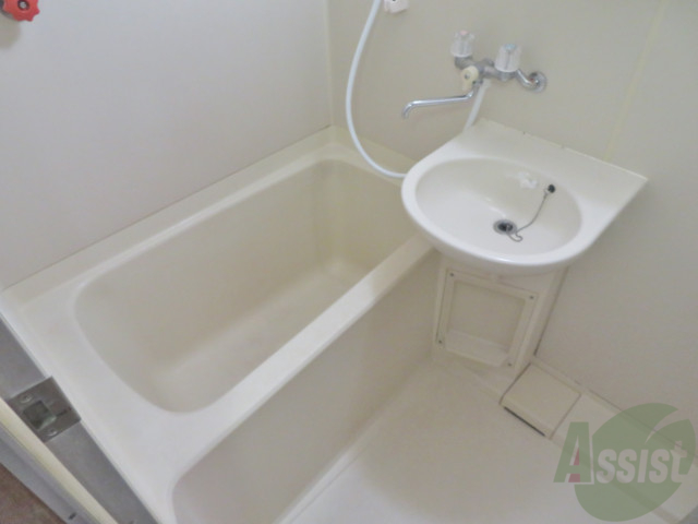 バス・シャワールーム　バスタブはゆったりとした感じでちゃんと疲れを癒せますね