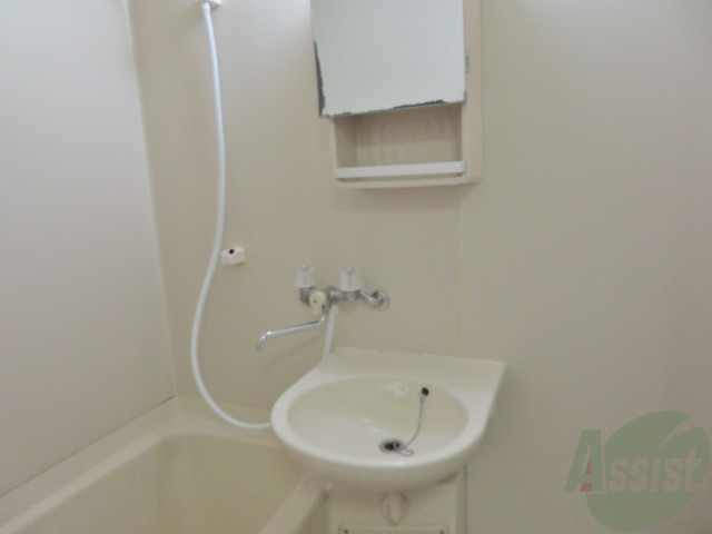 洗面設備　洗面台はお風呂と仲良しな感じです、洗顔などこちらで