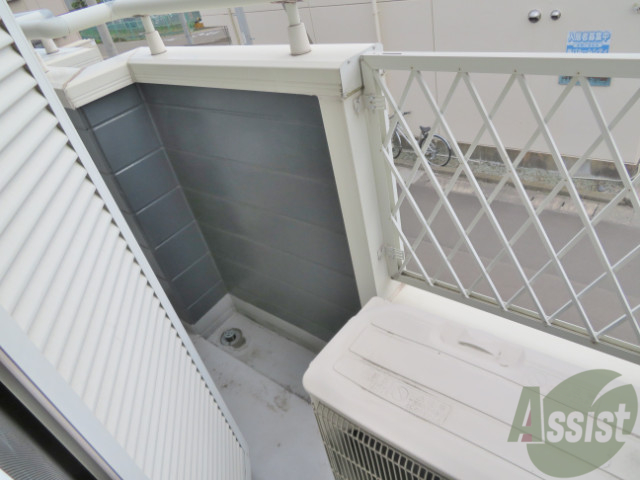 バルコニー　バルコニーは広くはありませんがお洗濯は干せますね