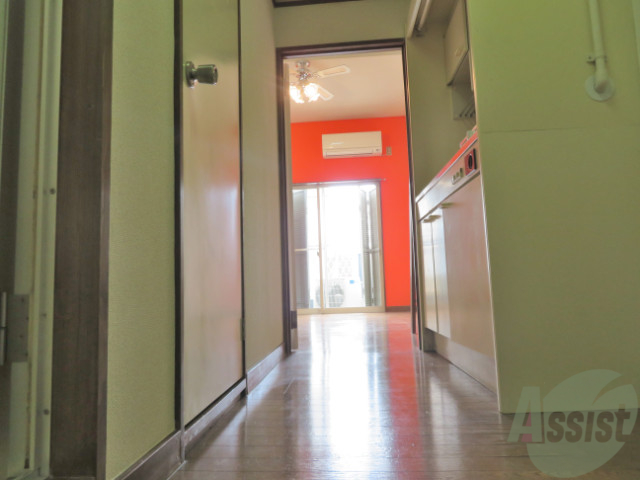 玄関　玄関を入ると正面がお部屋、右手にお風呂やトイレがあります