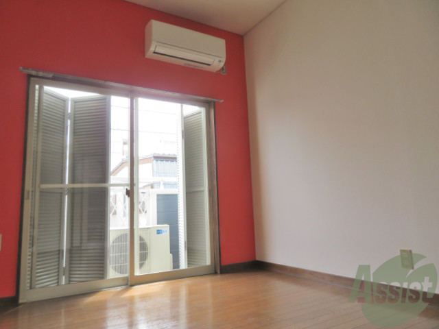 居室・リビング　天井の高いロフト付きの６帖リビングです、陽当たり良好