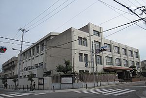 中学校　大阪市立高津中学校（中学校）まで418m