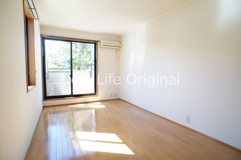 居室・リビング　南向きで日当りが良く明るい洋室。