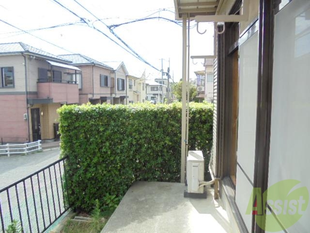 バルコニー　カットされた植物が雰囲気出てますね