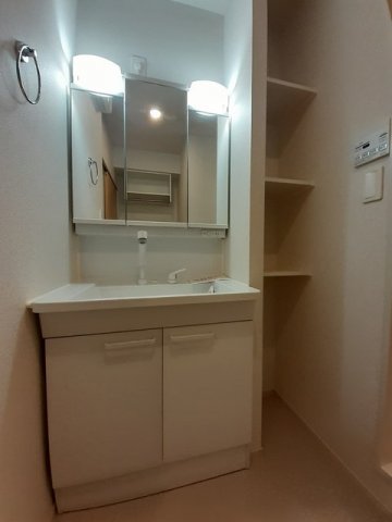 洗面設備　三面鏡の独立洗面台です☆