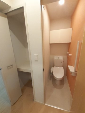 トイレ　嬉しい温水洗浄便座付きです♪