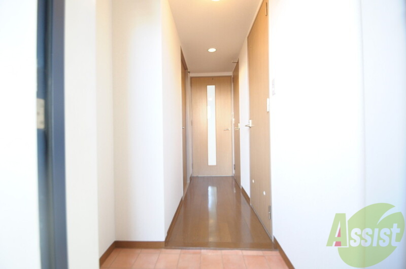 玄関　玄関に入るとリビングから一直線、明るい光が差し込みます。