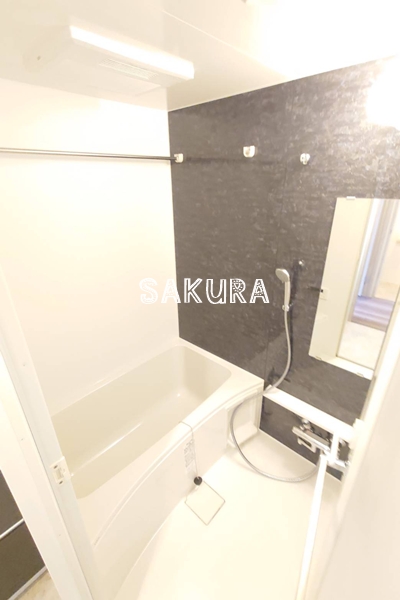 バス・シャワールーム　嬉しい追い焚き・浴室乾燥機付きです♪