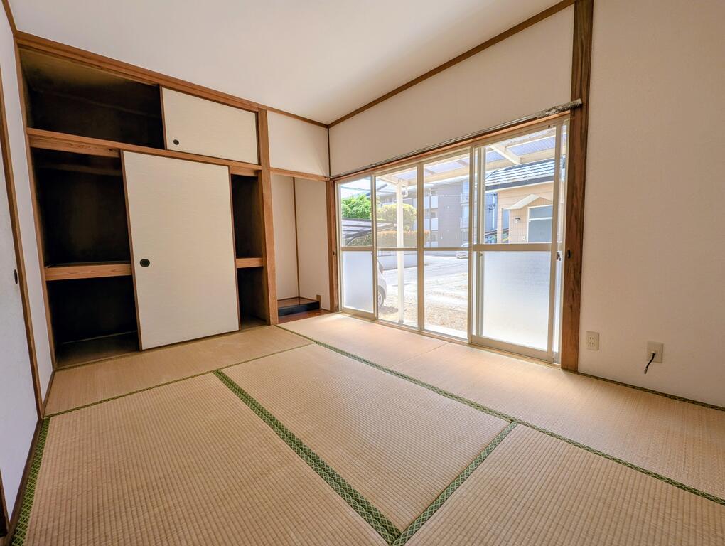 その他部屋・スペース　１階和室　たっぷり押入収納あり。