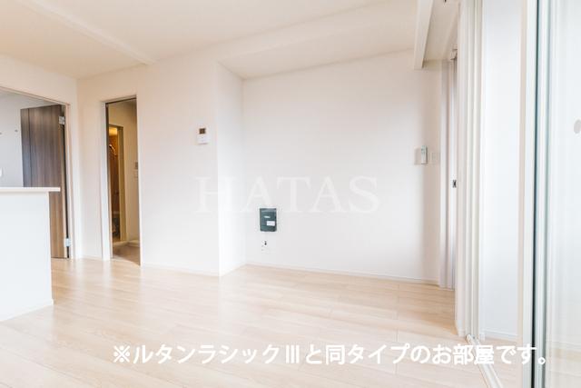 居室・リビング　同型タイプのお写真です。実際の色や仕様が相違する場合がありま