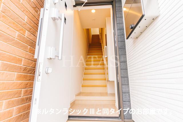 玄関　同型タイプのお写真です。実際の色や仕様が相違する場合がありま