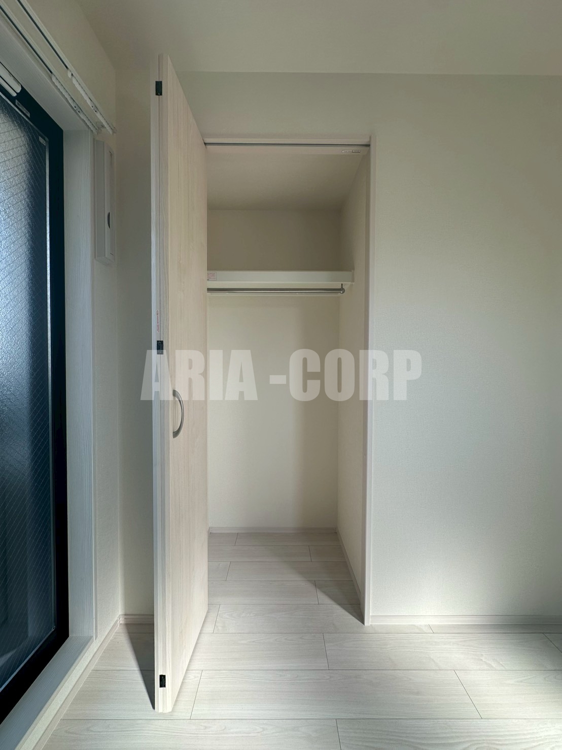 収納　クローゼット。上部には便利な棚がございます！