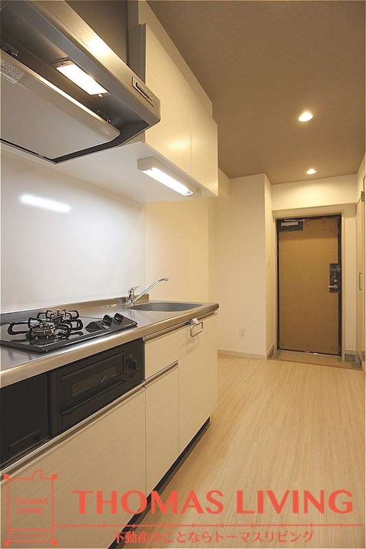 キッチン　キッチン横に広いスペースがあり、冷蔵庫や食器棚が置けます。