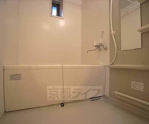 バス・シャワールーム　お風呂です。換気用の窓付き。