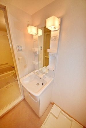 洗面設備　お洒落な外観・内観の築浅賃貸マンション