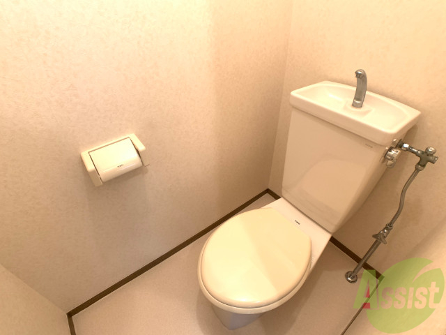 トイレ　シンプルなトイレは清潔感もあり使いやすそう。