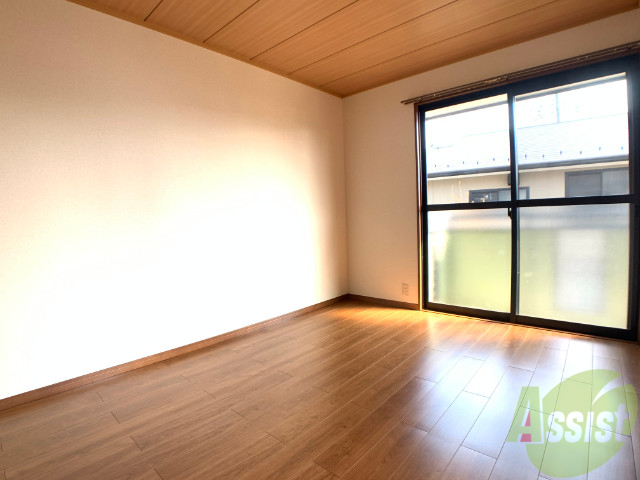 居室・リビング　陽当たりよく木目が綺麗なリビングですね。