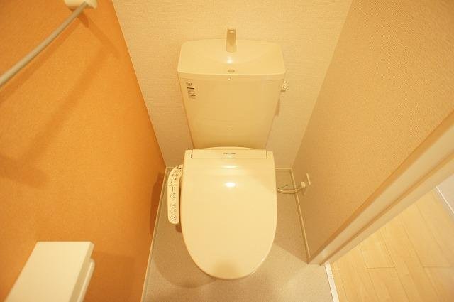 トイレ　落ち着いた色調のトイレです