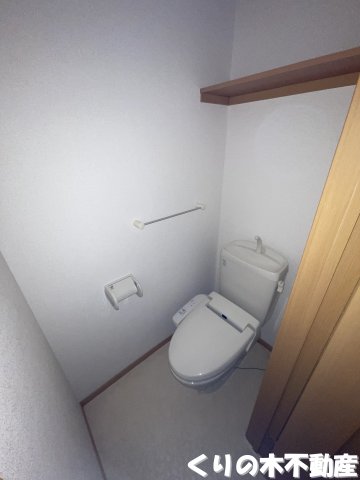 トイレ　落ち着いた色調のトイレです