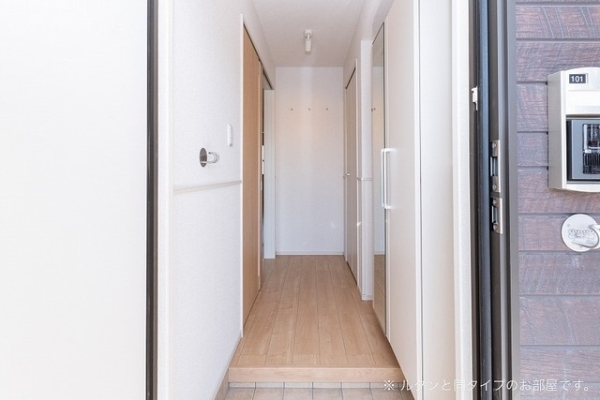 玄関　※参考写真　同建築メーカー施工の同間取完成他物件のものです。