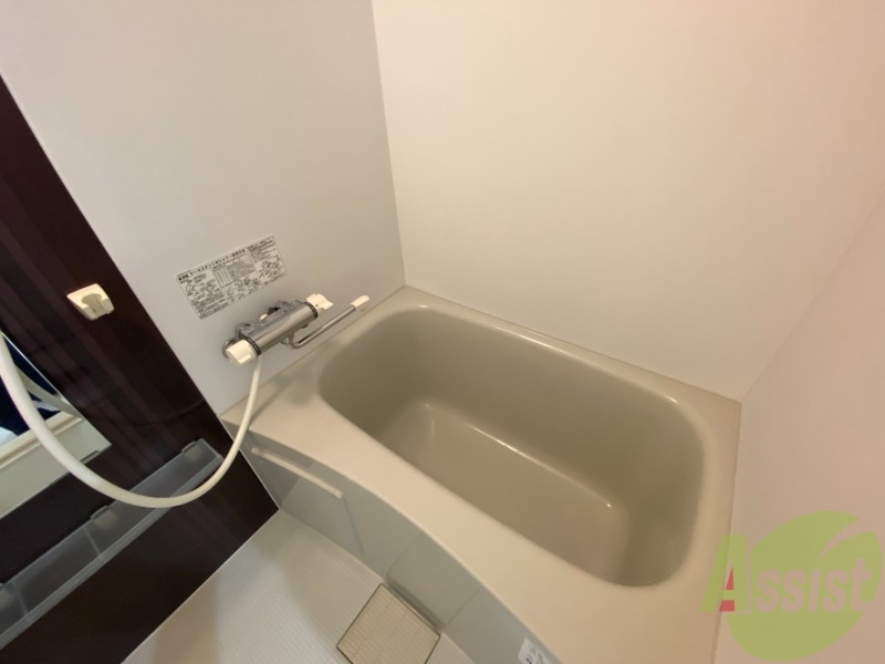 バス・シャワールーム　お風呂はこちら。１人暮らしにはピッタリのサイズ感ですね！