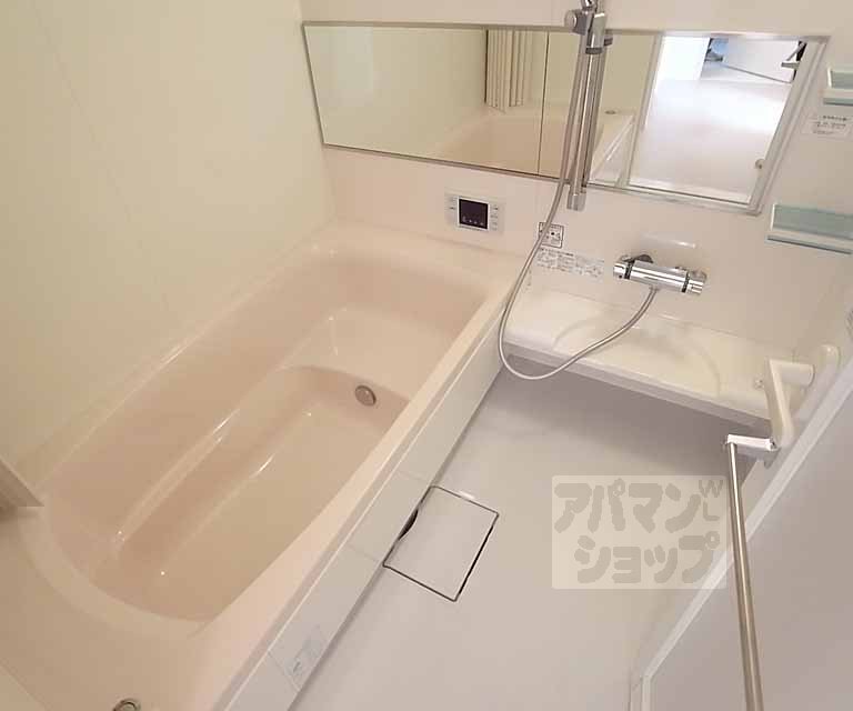 バス・シャワールーム　足もゆったり伸ばせるお風呂です