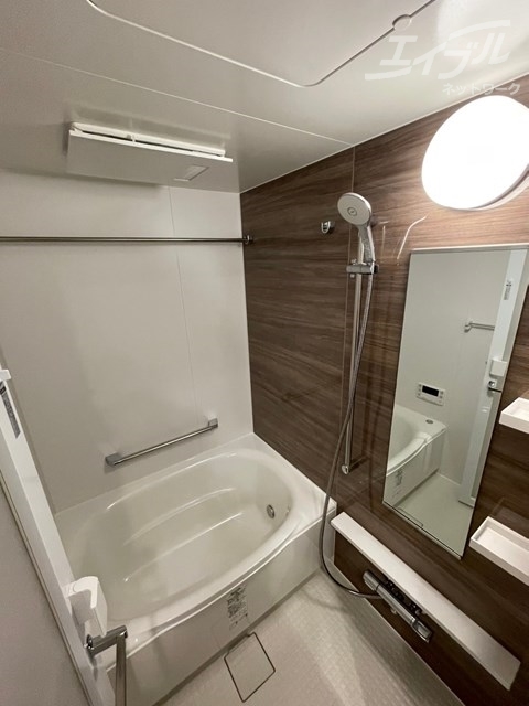 バス・シャワールーム　浴室乾燥機付きのバスルームになります。