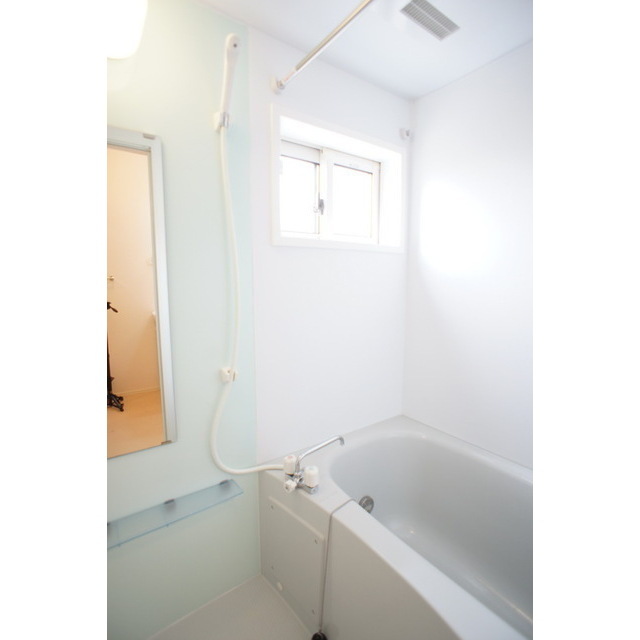 バス・シャワールーム　小窓は日中の換気に便利