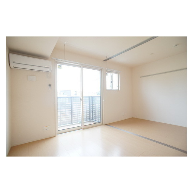 居室・リビング　明るい日差しの室内