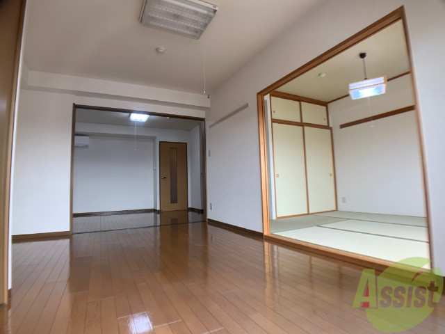 居室・リビング　７．４２帖の洋室です。広々として、きれいですね。