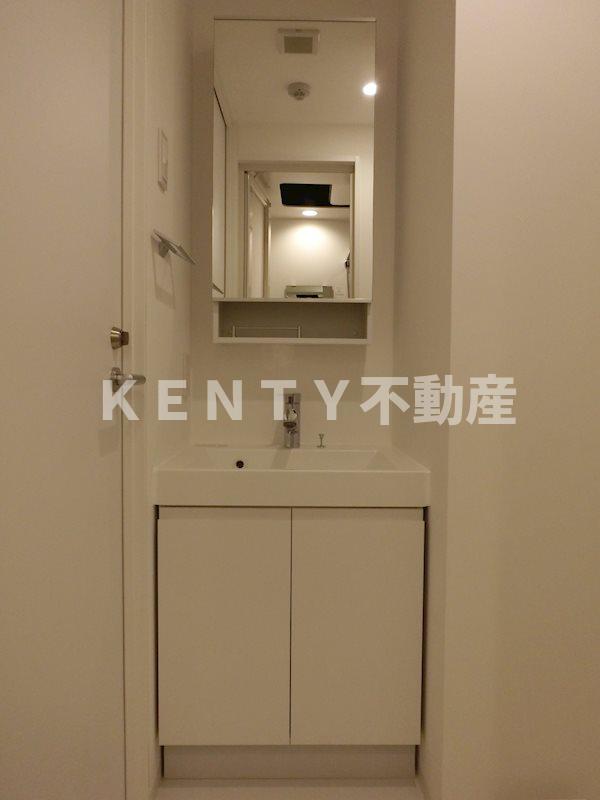 洗面設備　明るい洗面所です