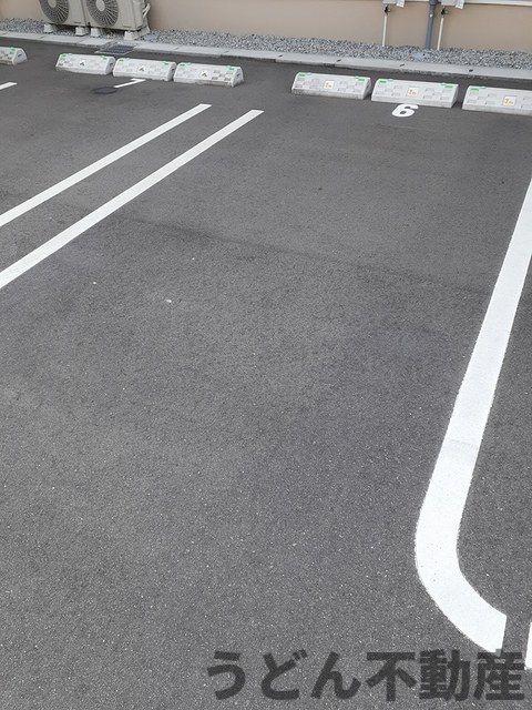 駐車場　うどん県のお部屋探しはうどん不動産へ うどんちゃんとLINE