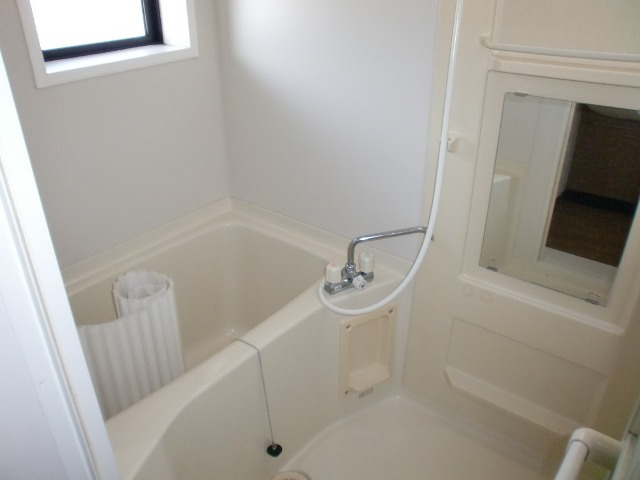 バス・シャワールーム　窓ついてます。