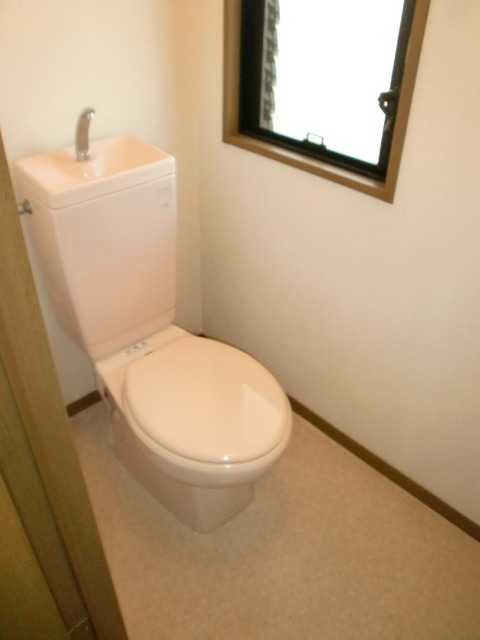 トイレ　窓付いてます。