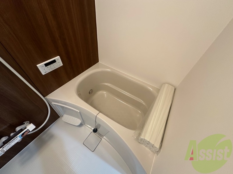 バス・シャワールーム　浴室はシンプル。一人暮らしにはちょうど良いサイズですね。