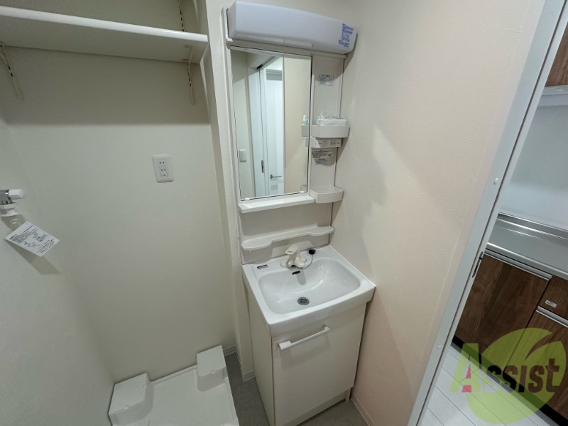 洗面設備　洗面台はシンプルなつくりで手入れがしやすそうですね。