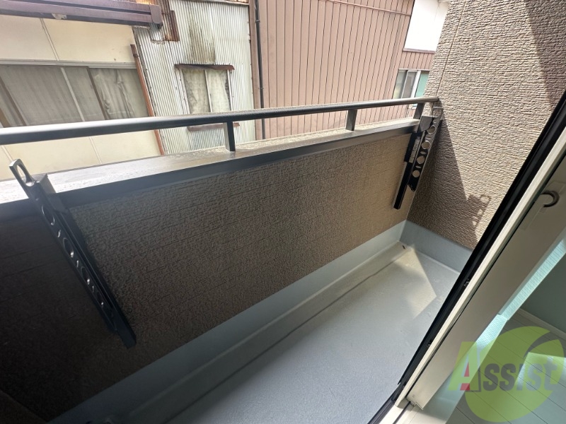 バルコニー　バルコニーは洗濯物を干すのに十分な広さがありますね。