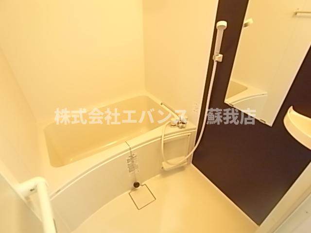バス・シャワールーム　落ち着いた空間のお風呂です