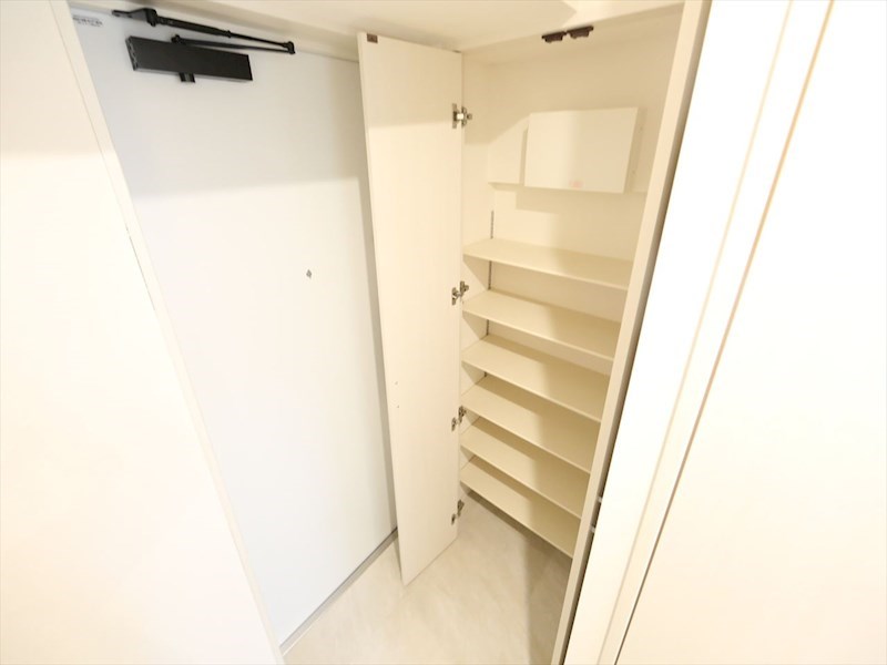 玄関　玄関　シューズボックス付（収納充実してます）