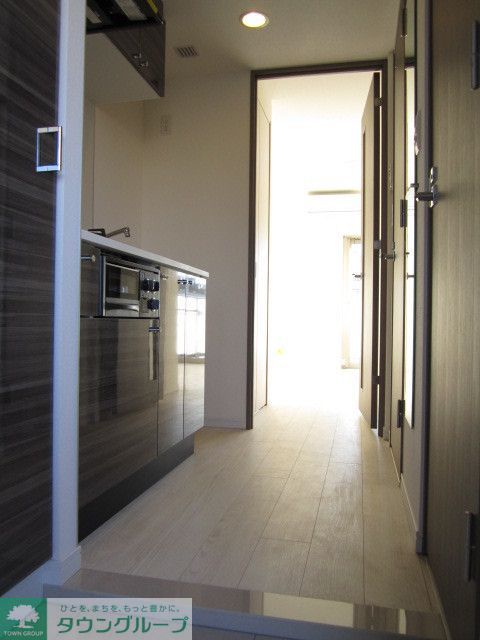 玄関　玄関入ると人感センサー付き照明が照らしてくれます☆